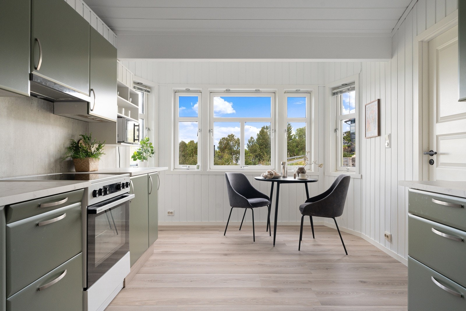 Det er plass for et lite spisebord på kjøkkenet.