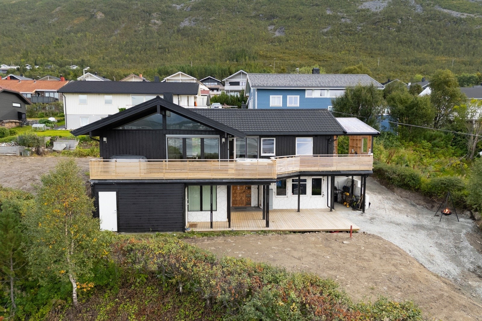 Stor eiendomstomt på 1 164 m². Planert og klar for plen.