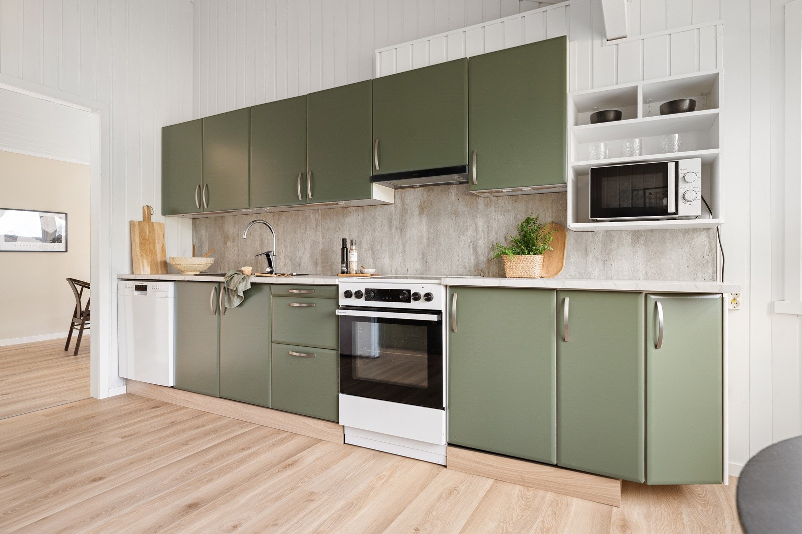 Kjøkkenet er modernisert med behandlede fronter, ny vask, kran og benkeplate.