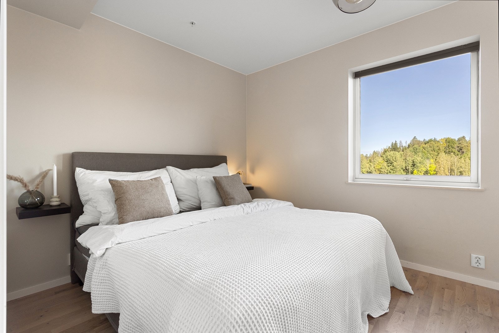 Soverom med innredet skyvedørsgarderobe fra Elfa Galleribilde