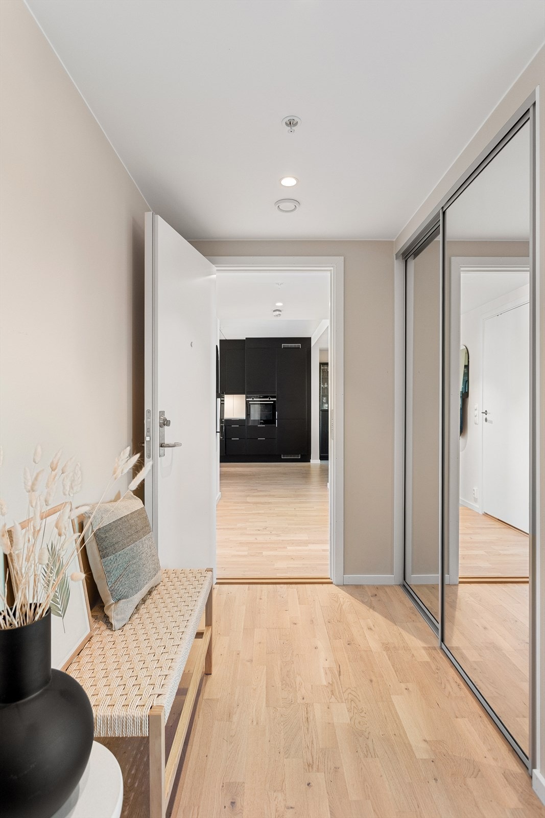 Entre med skyvedørsgarderobe Galleribilde