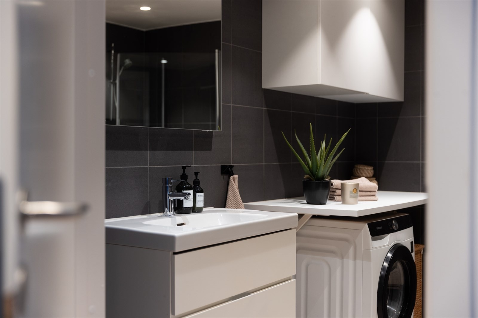 Det er god plass til både vaskemaskin og tørketrommel Galleribilde