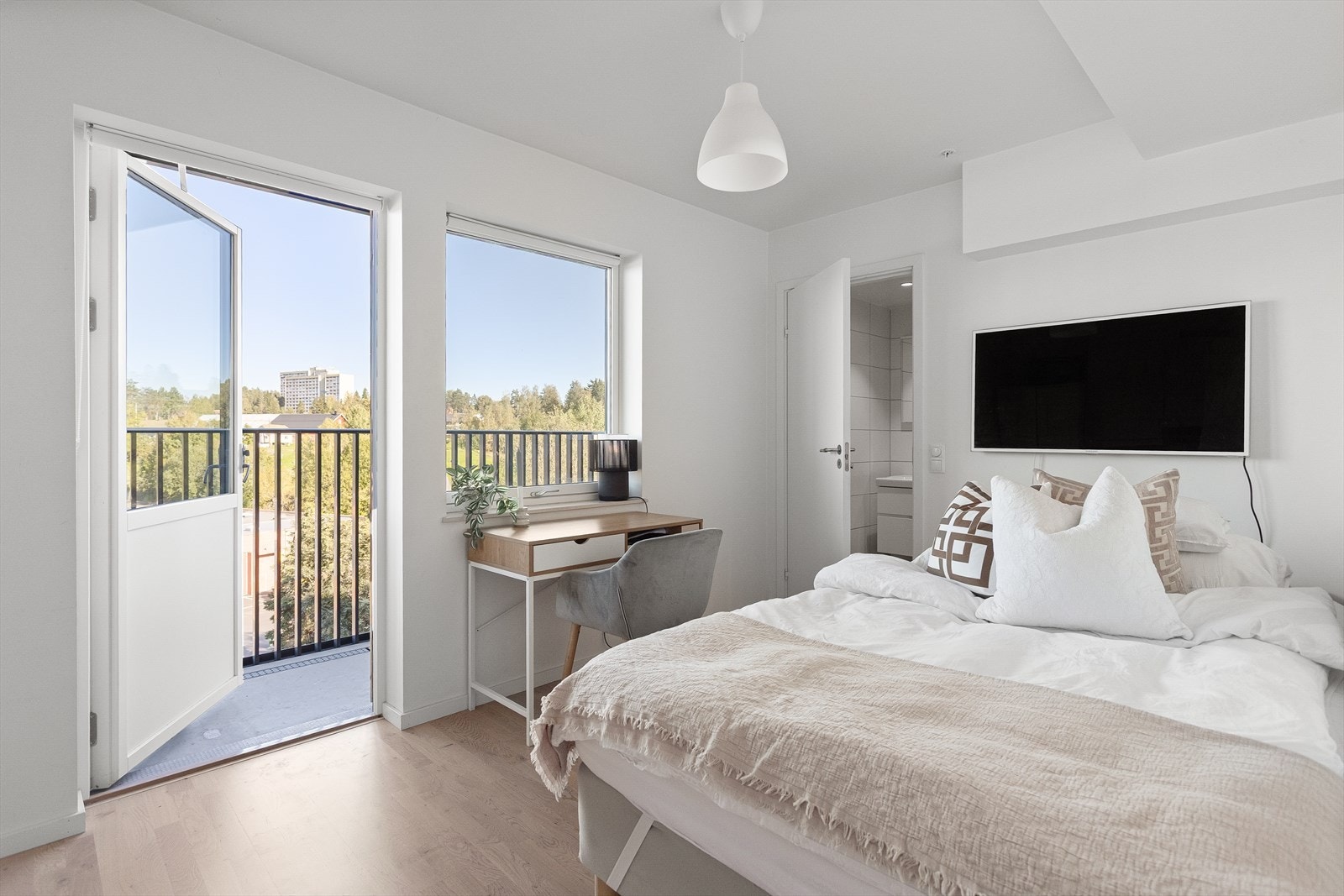 Lys og arealeffektiv hybel med egen balkong. Kan også benyttes som master bedroom Galleribilde