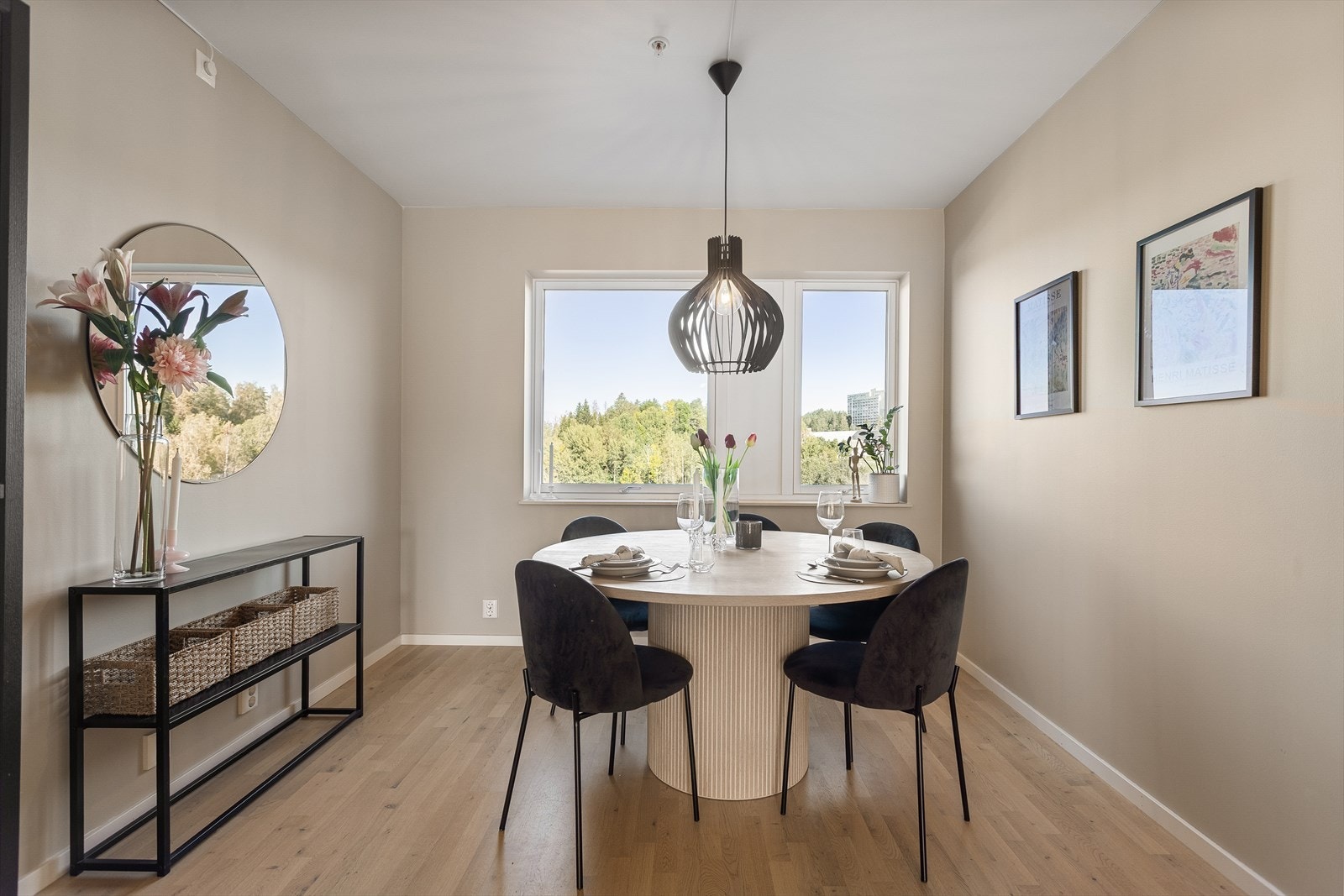 Romslig spisestue som kan gjøres om til et ekstra soverom ved behov Galleribilde