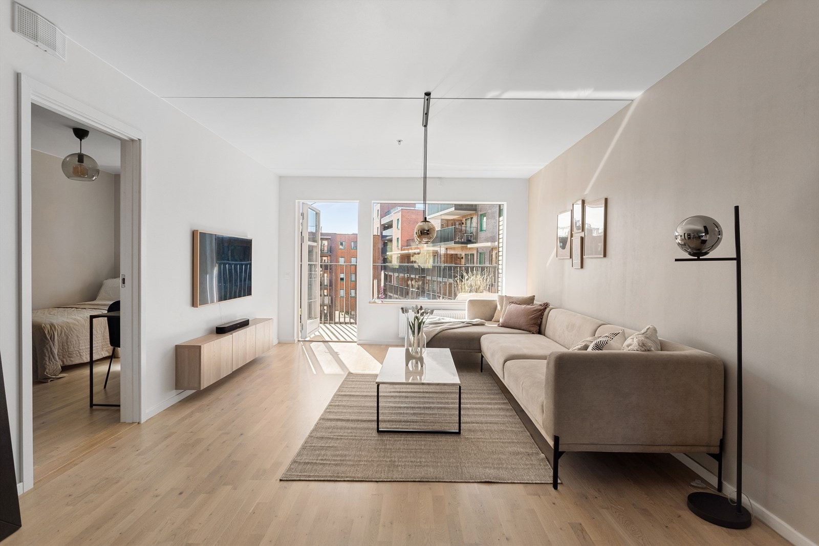 Gjennomgående stue/kjøkken-løsning på hele 42 kvm Galleribilde