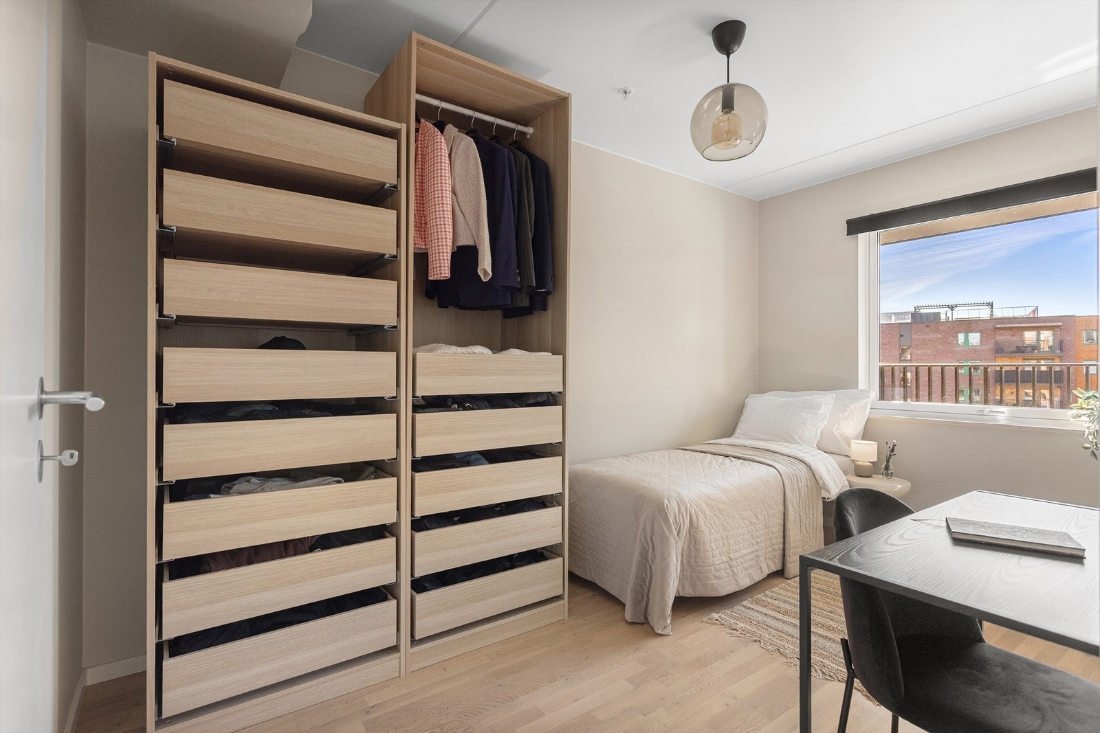 Soverom med god plass til oppbevaring Galleribilde