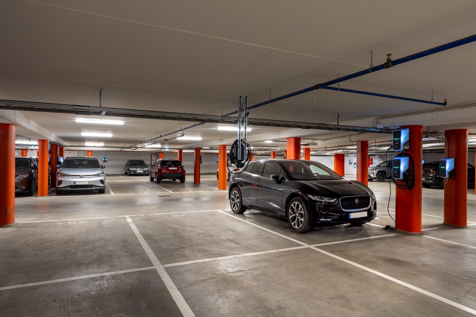 Garasjeplass med el-bil-lader Galleribilde