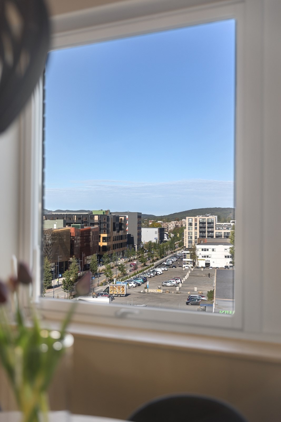 1 minutts gange til Triaden storsenter med butikker, treningssentre, kafeer og restauranter Galleribilde