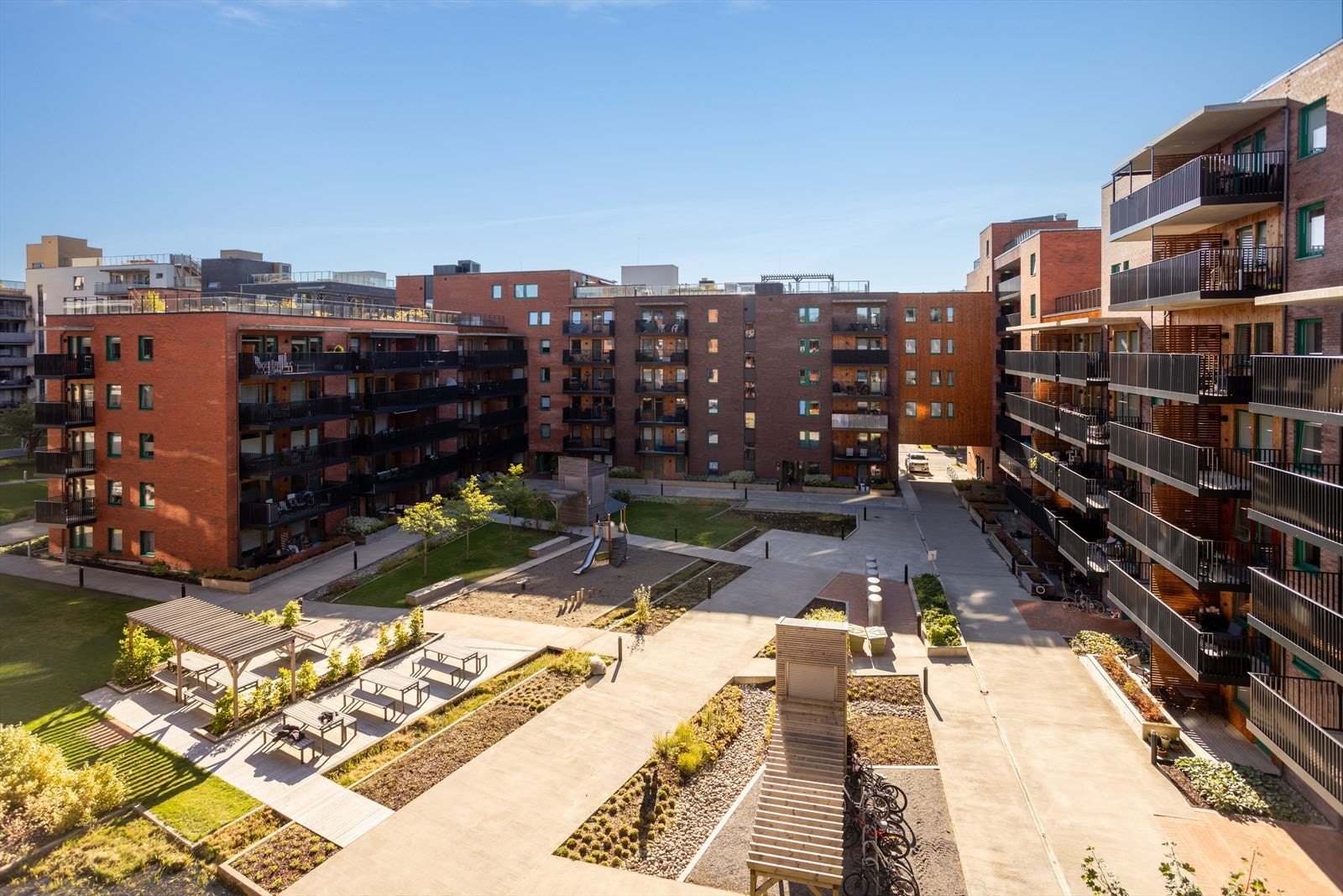 Flott utsikt til hyggelig bakgård Galleribilde