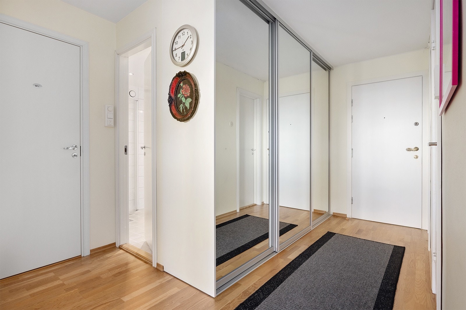 Praktisk skyvedørsgarderobe med god oppbevaringsplass. Galleribilde