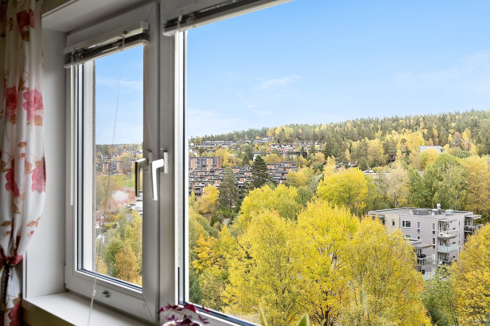 Spisestuen byr på vakker utsikt mot Østmarkas grønne omgivelser. Galleribilde
