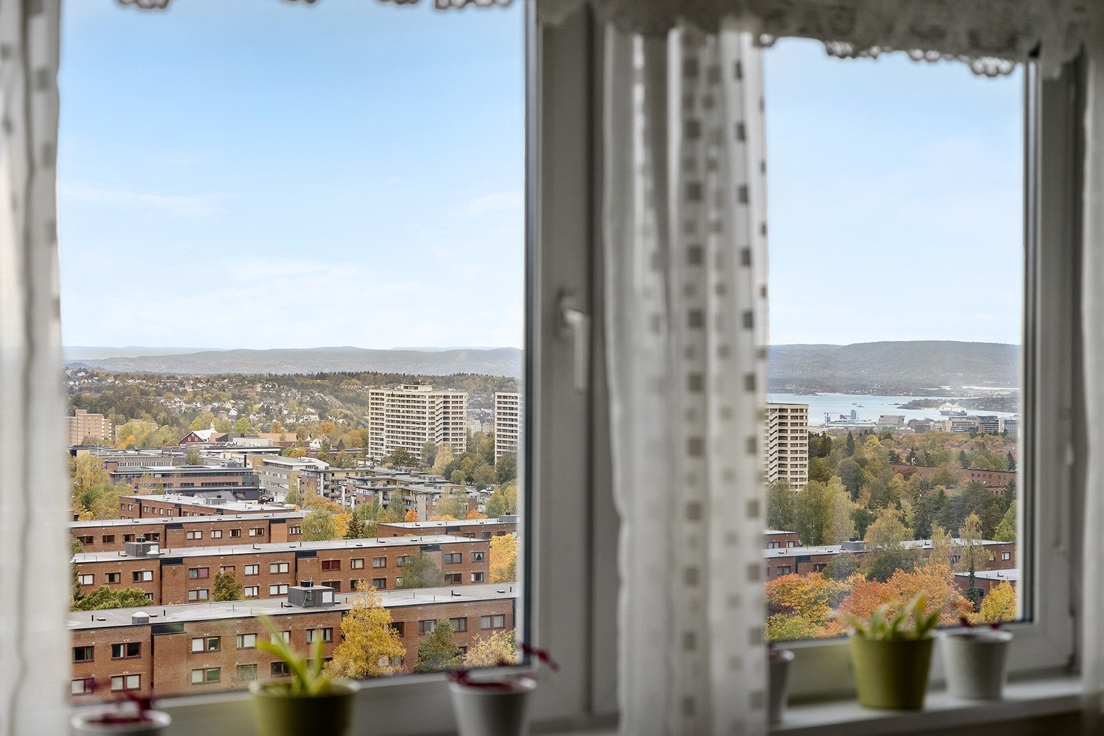 Nyt den fantastiske utsikten fra stuen og balkongen. Galleribilde