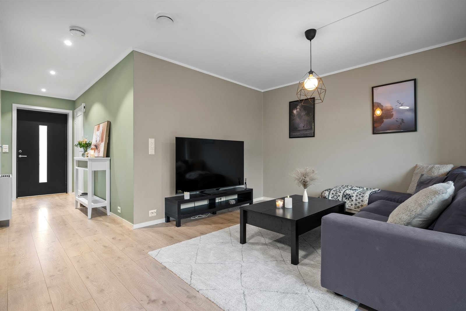 Stuen har plass for en stor sofa, og det er mulig å innrede på flere måter. Galleribilde