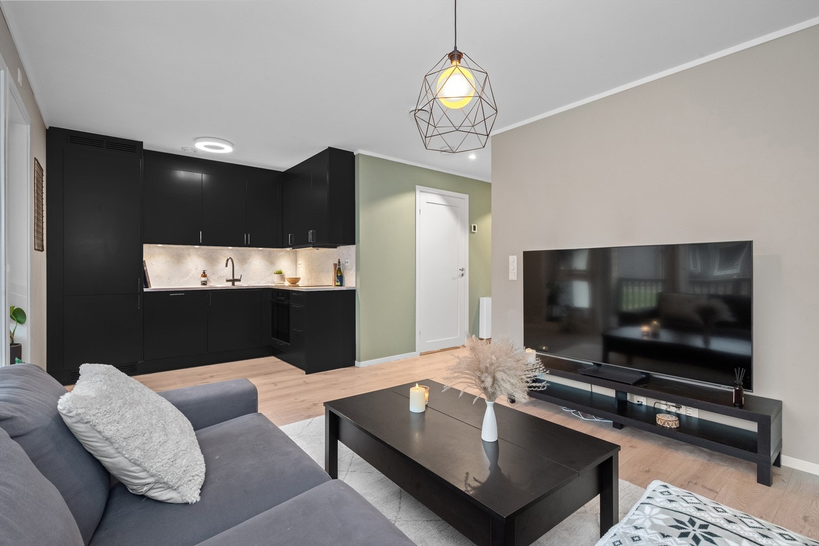 Kjøkkenet er lett tilgjengelig like ved stuekroken. Galleribilde