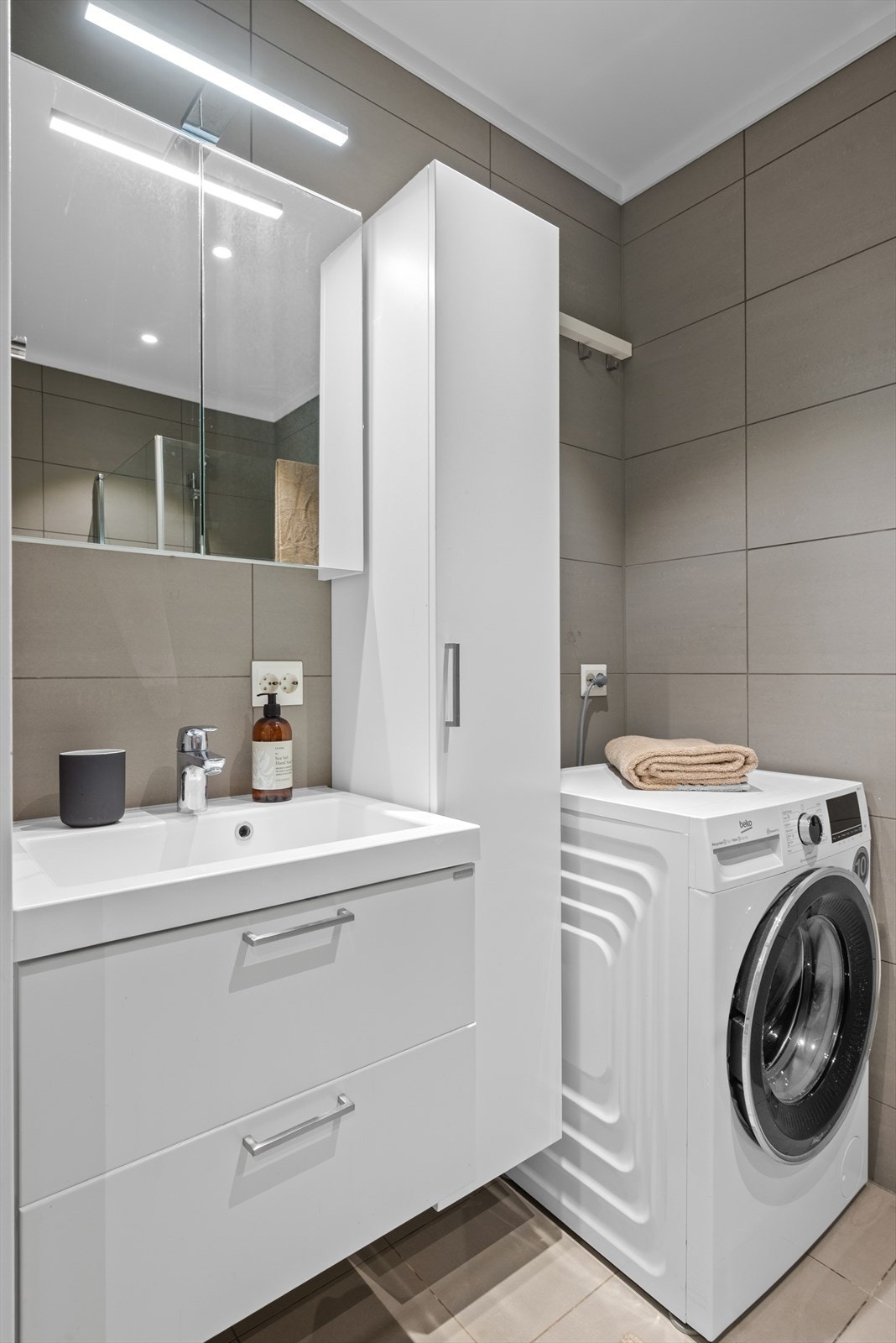 Innredningen byr på masse plass til oppbevaring av toalettsaker og div. Galleribilde