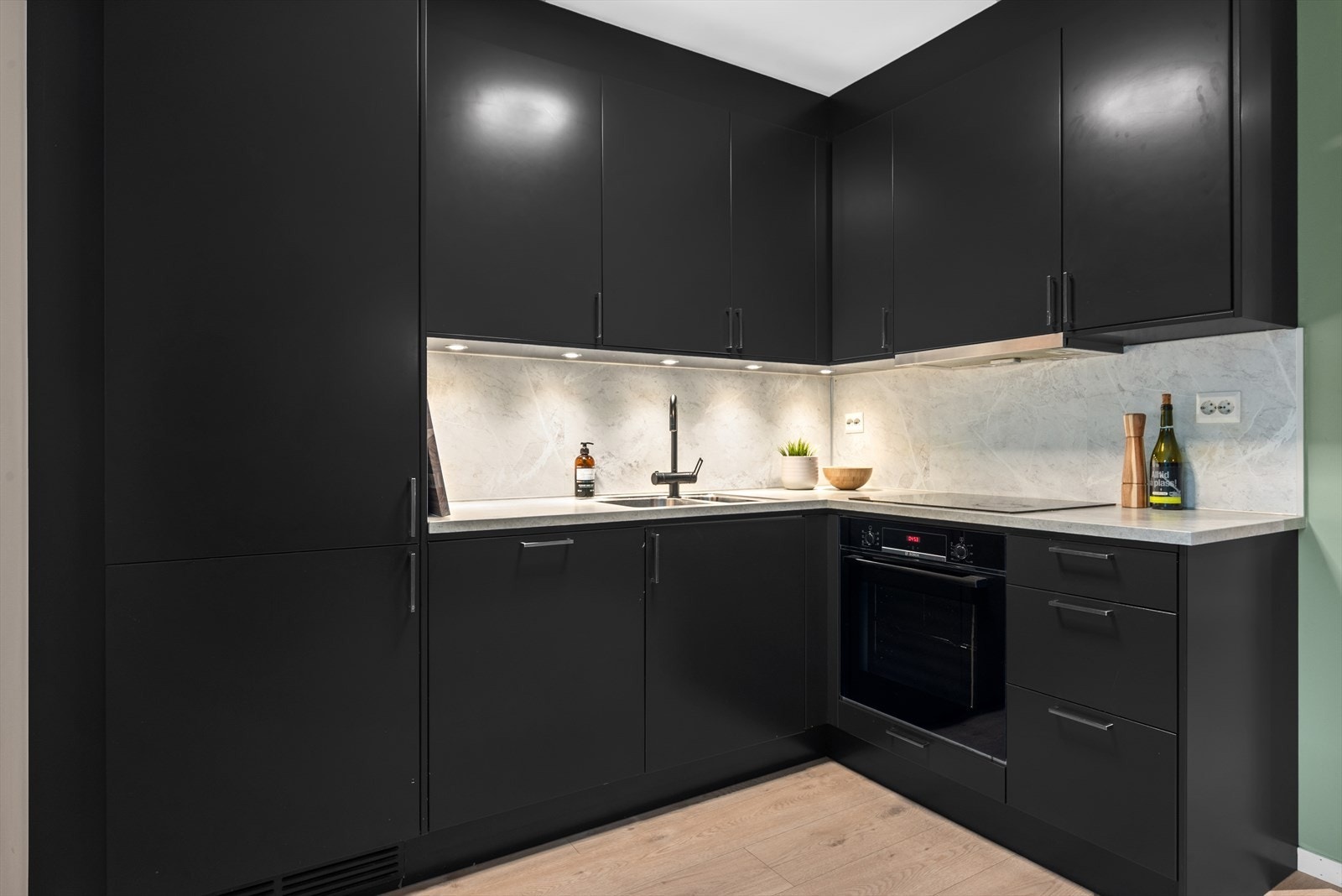 Her får du integrerte hvitevarer og stilren innredning. Galleribilde