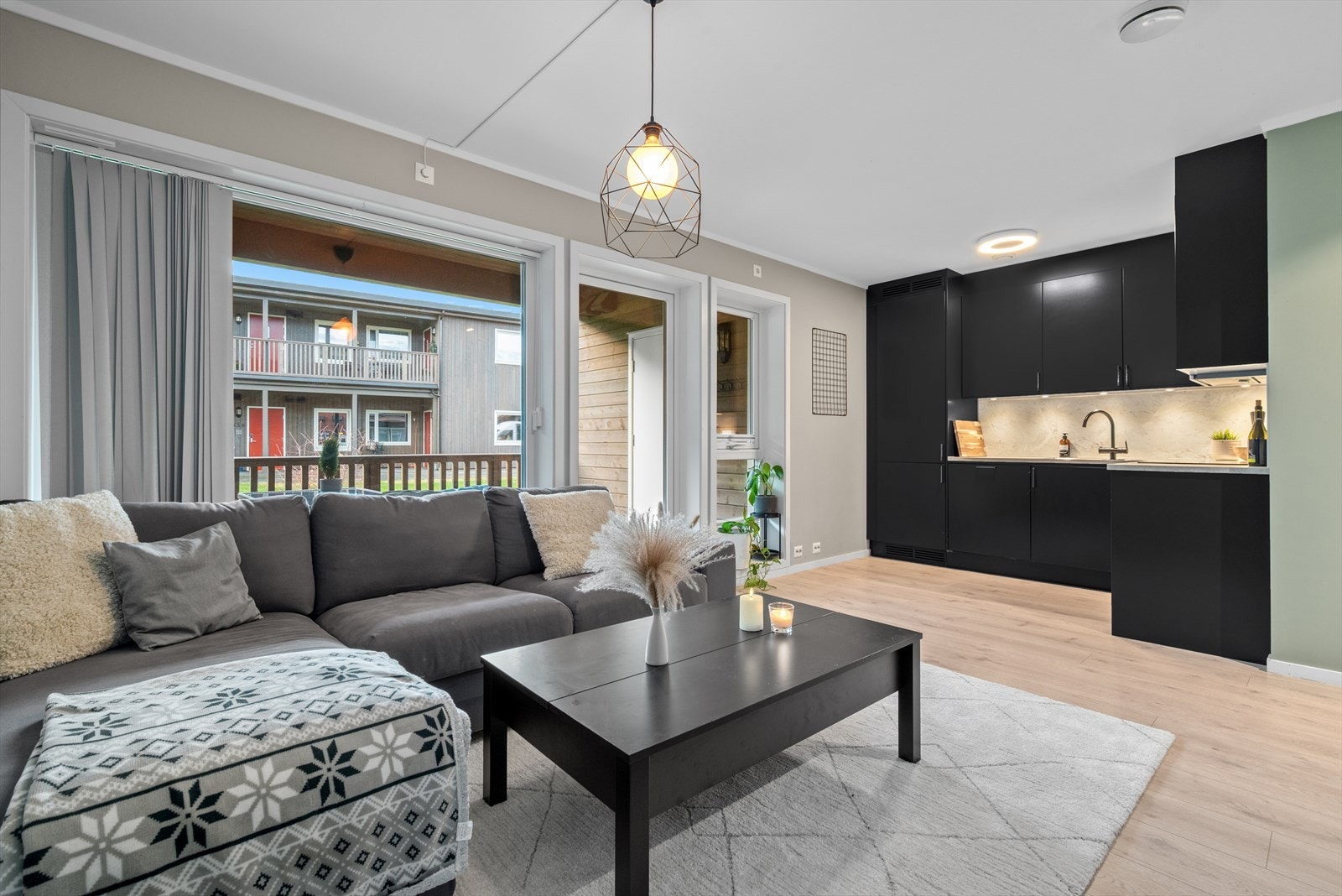 Her får du en moderne leilighet med en luftig stue kjøkkenløsning. Galleribilde