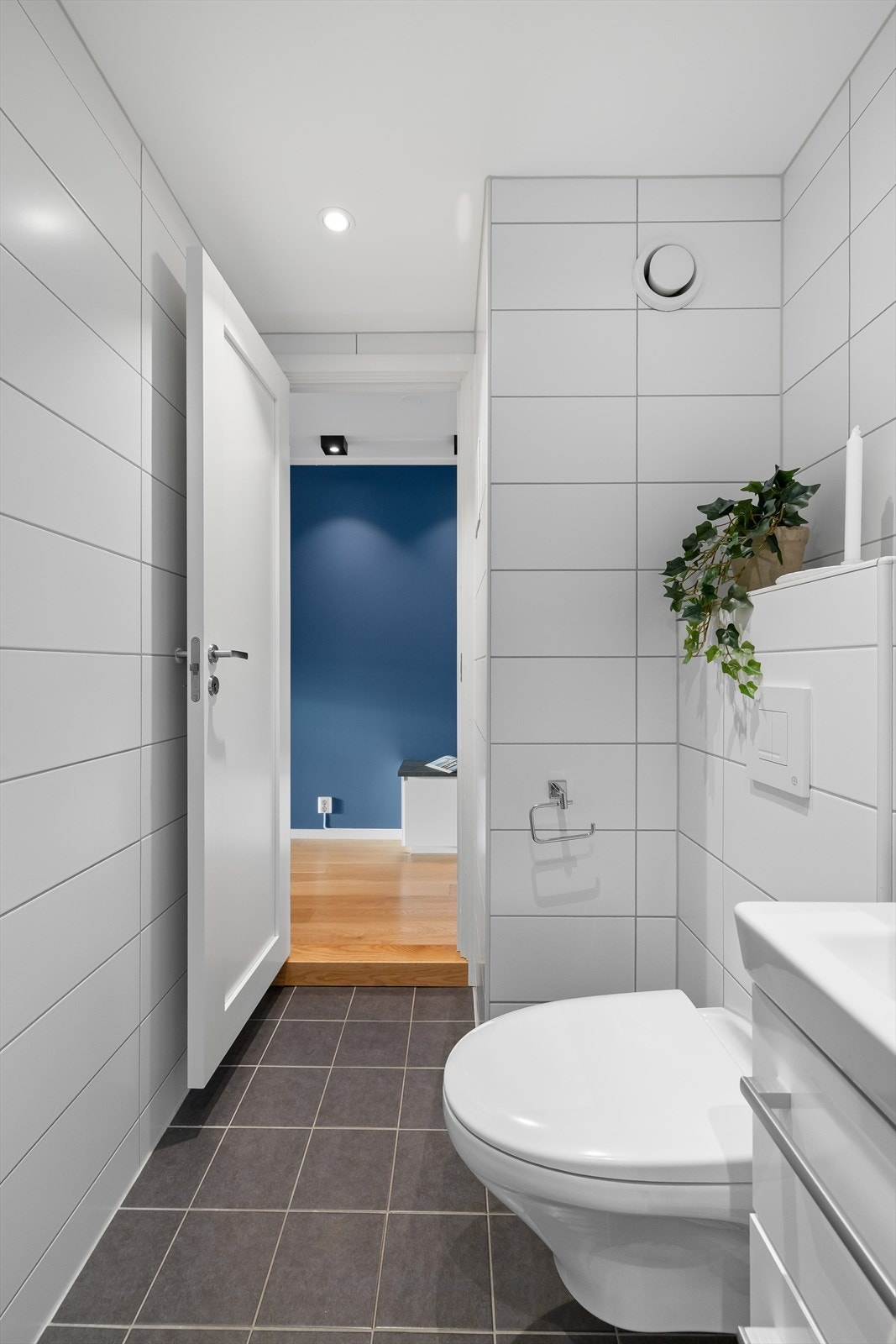 Elektrisk gulvvarme gir god komfort året rundt. Rommet er innredet med vegghengt toalett, servant med speil og dusjhjørne med inn- og utfellbare glassdører. Galleribilde