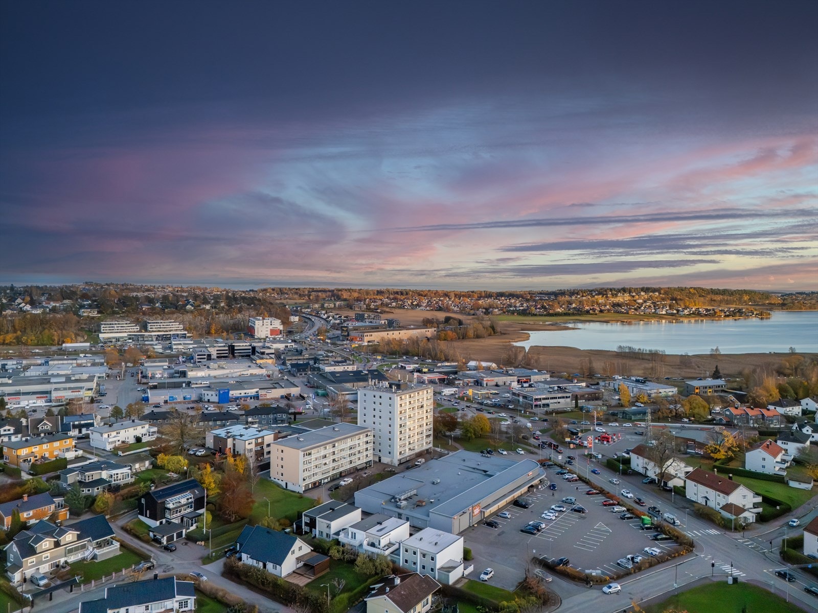 Kilen Handelspark ligger like i nærheten, og området byr på et bredt utvalg av butikker og servicetilbud. Her finner du alt fra dagligvare og apotek til byggevarehus og spesialforretninger. Galleribilde