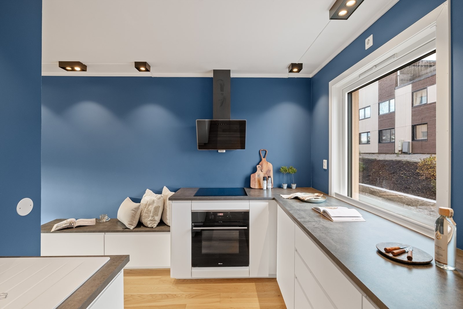 Leiligheten fremstår som moderne med oppgradert kjøkken og bad (2019) og nye vinduer og terrassedør (2023). Galleribilde