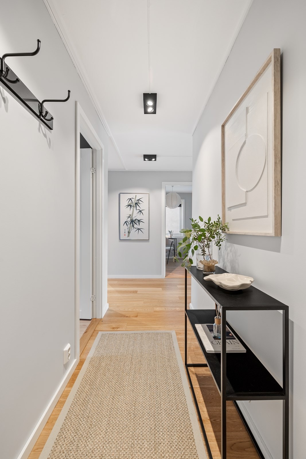 Entréen er både lys og innbydende som bidrar til et godt førsteinntrykk! Galleribilde