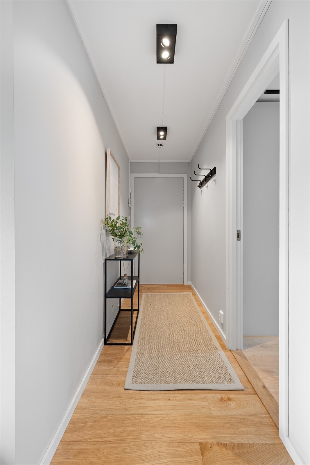 Du ønskes velkommen inn i en romslig og praktisk entré med god plass til å henge fra seg yttertøy og sette fra seg sko. Galleribilde