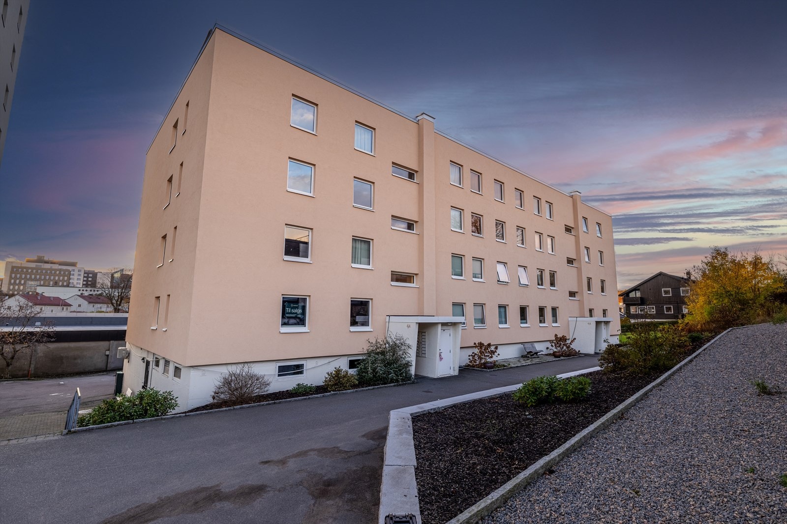 Det medfølger også en kjellerbod på ca. 2,5 kvm samt felles, utendørs parkering. Galleribilde