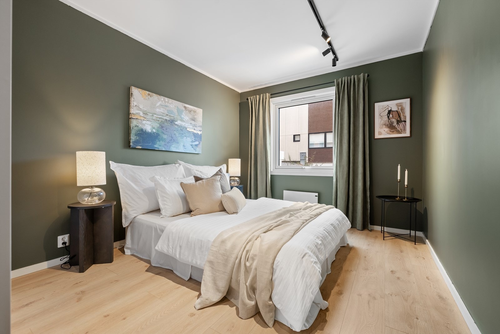 Leiligheten har to soverom. Hovedsoverommet har god plass til dobbeltseng og nattbord samt garderobeløsning. Galleribilde