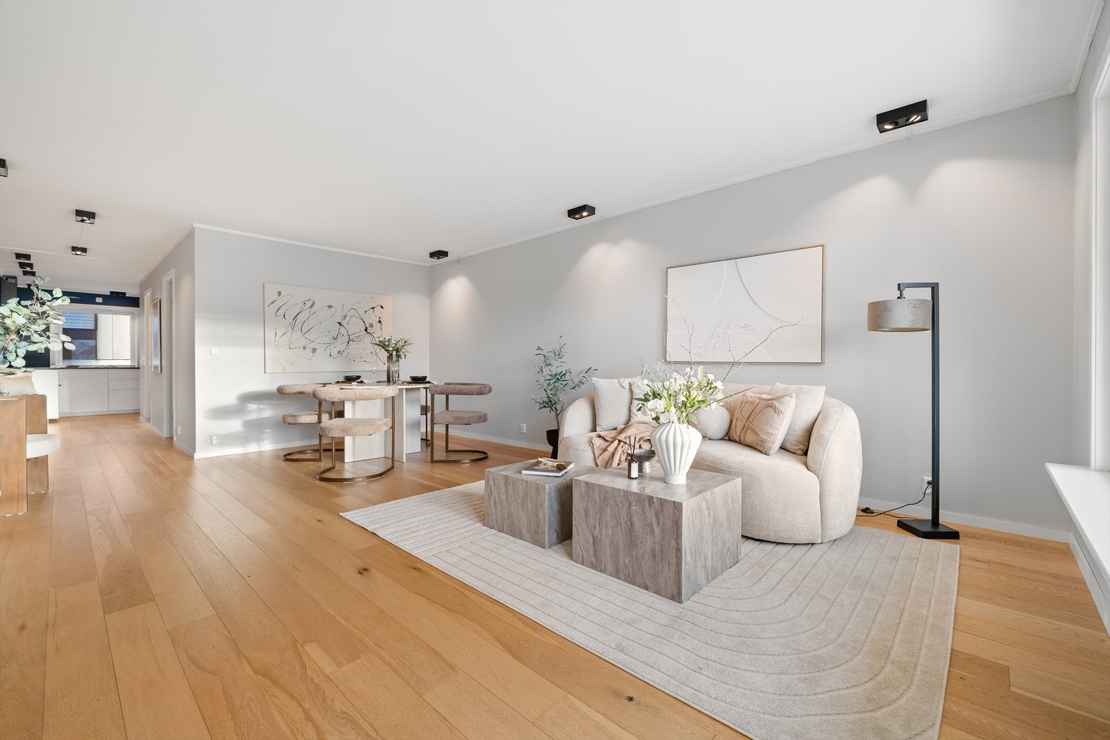 Stuesonen har god plass til både sofaløsning med tilhørende møblement og spisestue. Galleribilde