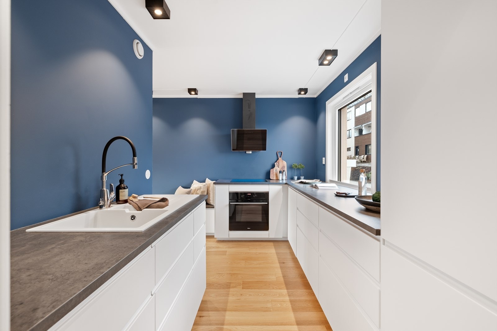 Kjøkkenet ble oppgradert i 2019 og fremstår både funksjonelt og tidløst. Galleribilde