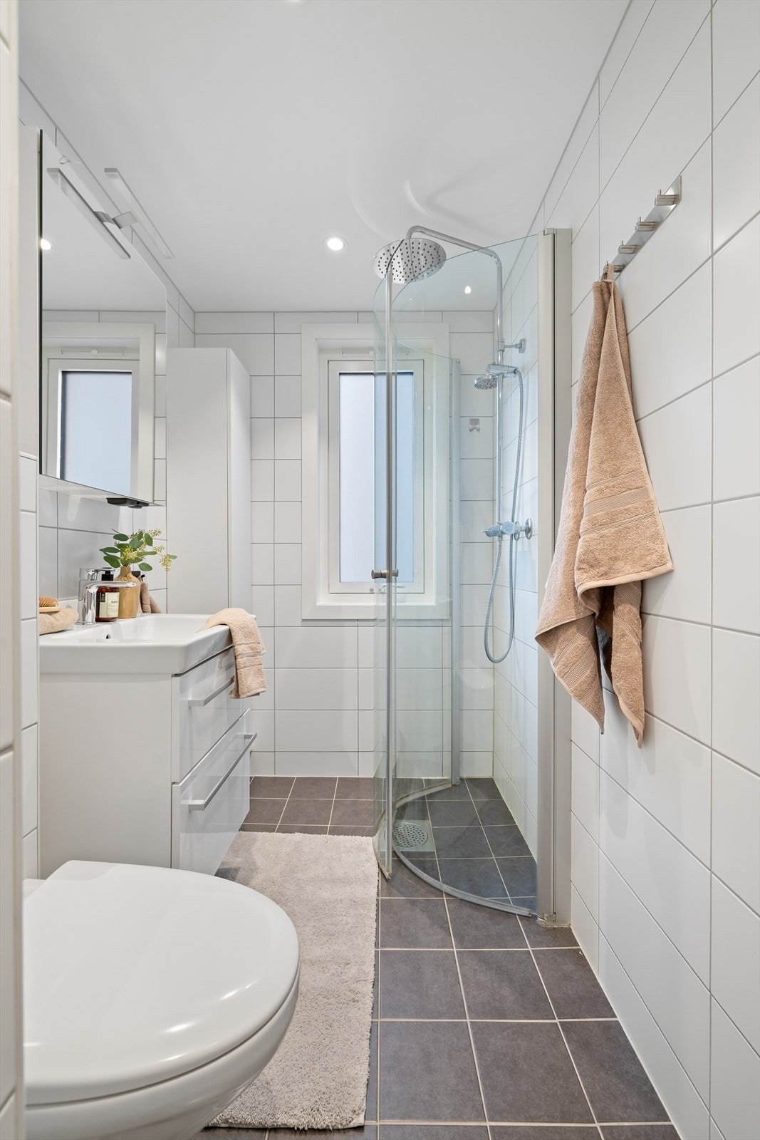 Badet ble pusset opp i regi av borettslaget i 2019, og har et moderne uttrykk med fliser på både gulv og vegger. Galleribilde