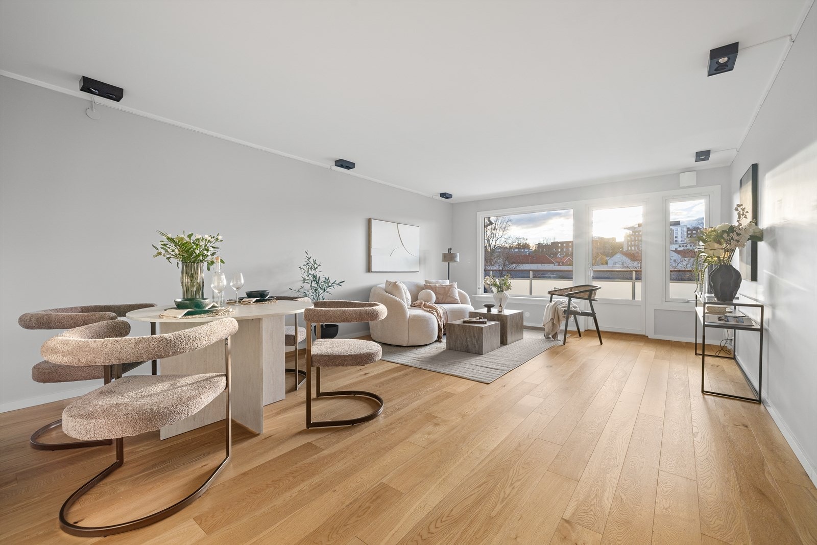 Fra stuen er det også utgang til en hyggelig og vestvendt balkong med gode solforhold. Galleribilde