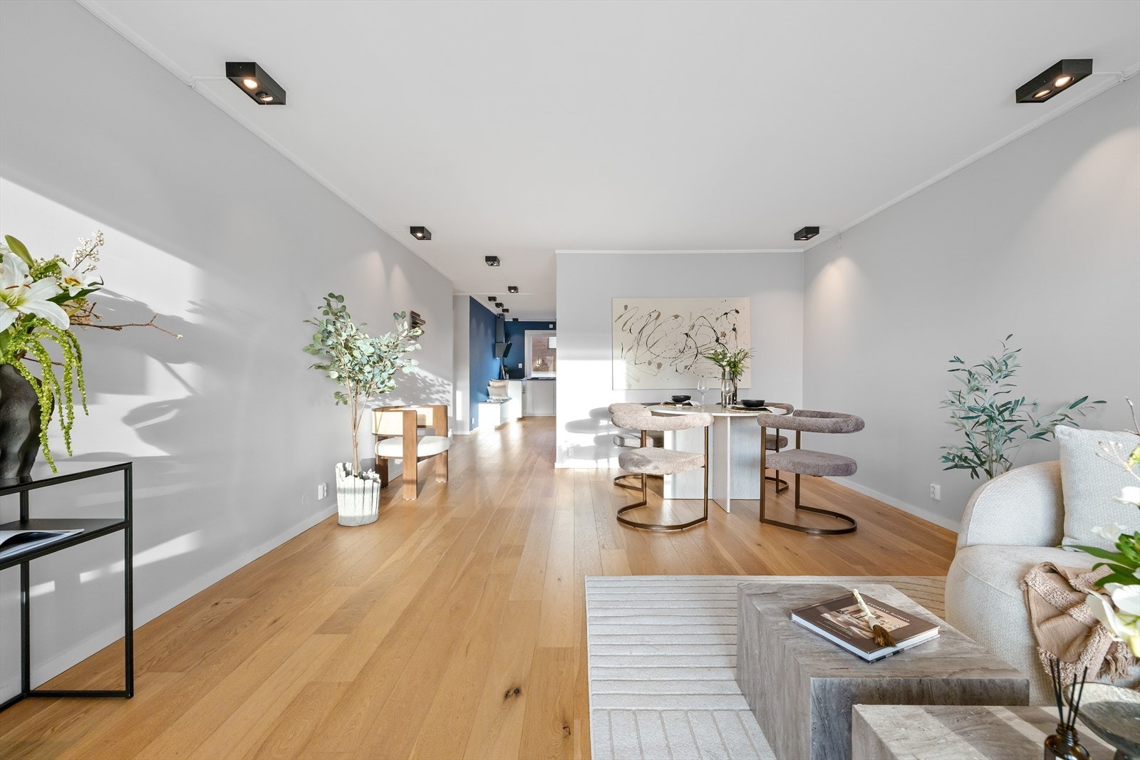 Leiligheten har en arealeffektiv og gjennomtenkt planløsning som gir en romslig og luftig følelse. Galleribilde