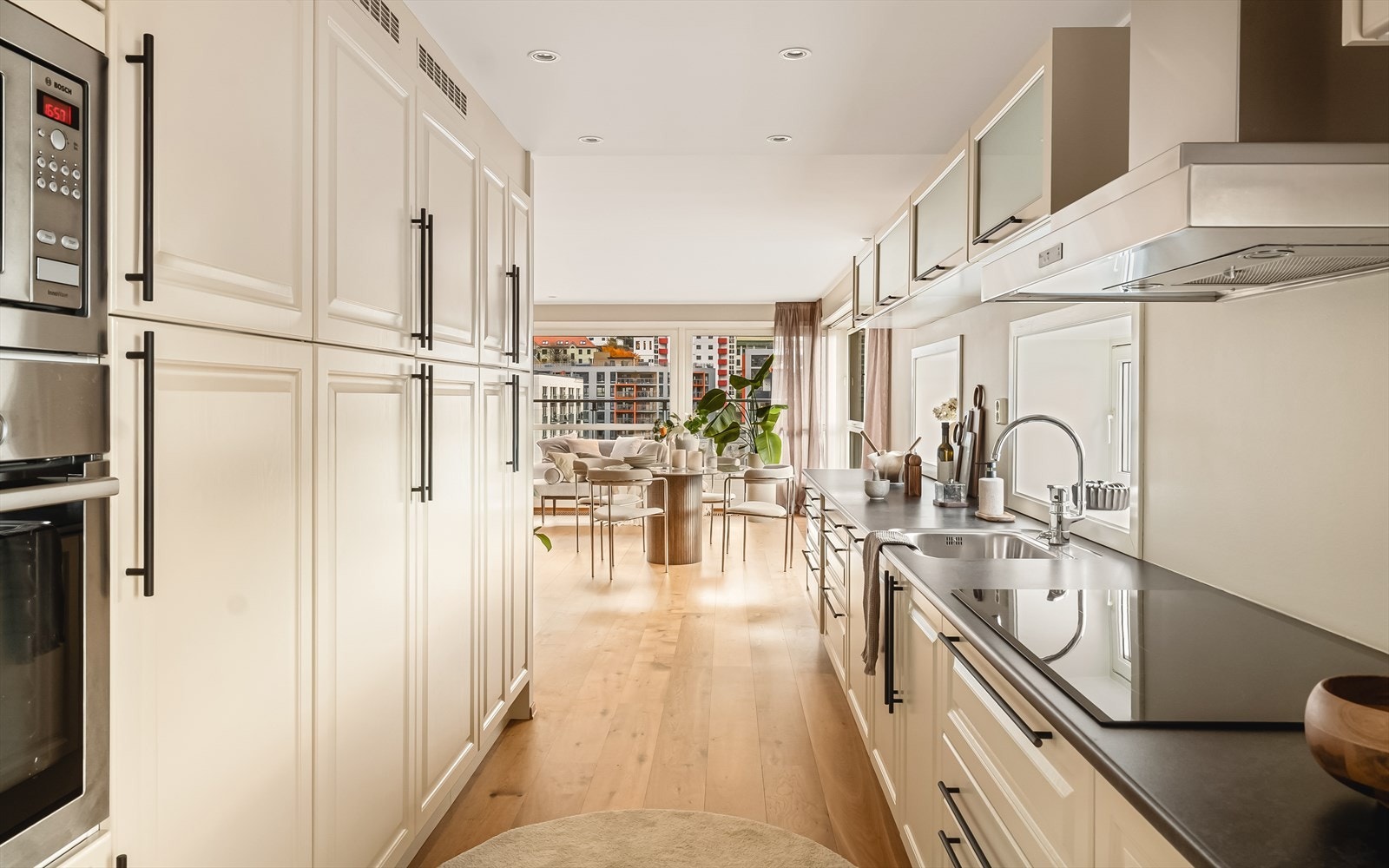 Innredningen har lyse, profilerte fronter som gir et tidløst og elegant uttrykk, kombinert med rikelig skapplass og gode arbeidsflater. Galleribilde