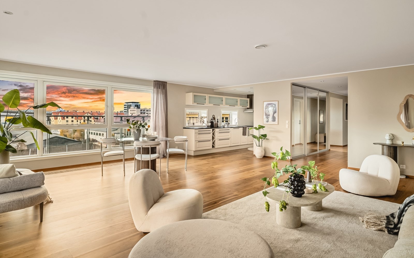 Romsløsningen gjør det mulig å møblere i ulike soner, samt spisebord for hyggelige sammenkomster med familie og venner. Galleribilde