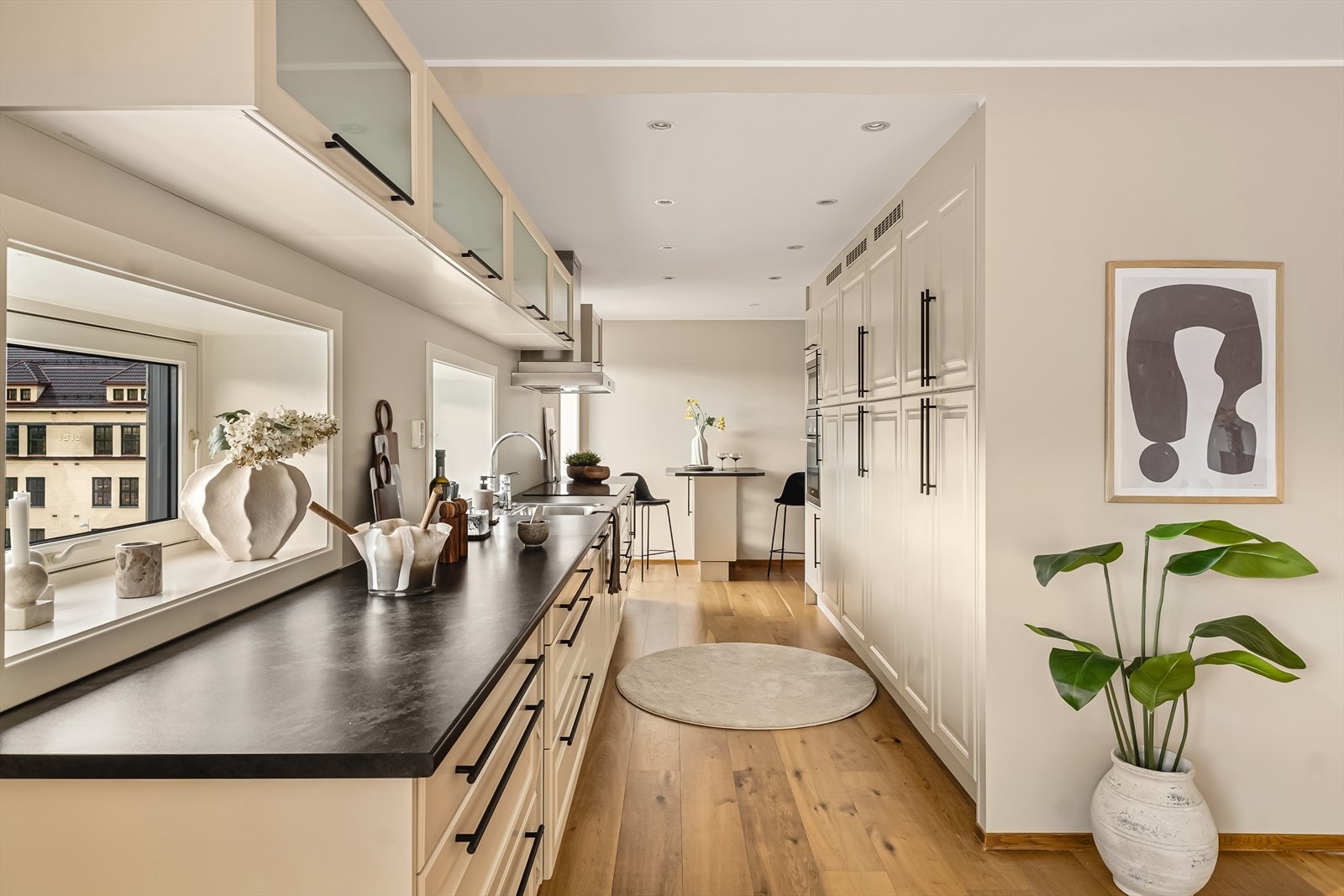 Kjøkkenet er nydelig utformet og fungerer som en naturlig og praktisk overgang mellom stue og spiseområde. Galleribilde