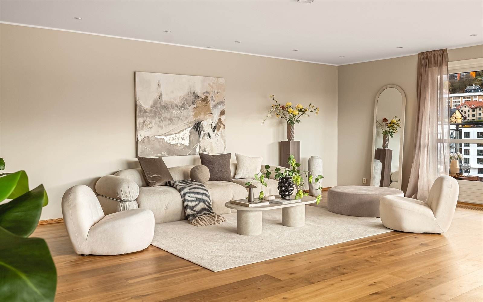 Den generøse takhøyden forsterker romfølelsen og gir en åpen og luftig atmosfære. Leiligheten har utsøkt bruk av downlights i taket. Galleribilde