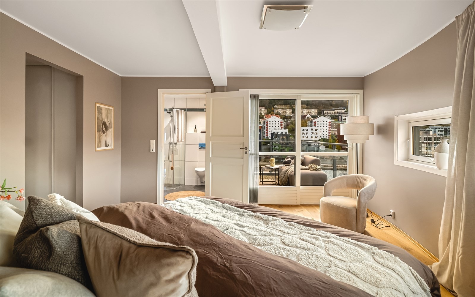 Soverommet er egen garderobedel med to skyvedørsgarderobe for oppbevaring. Galleribilde