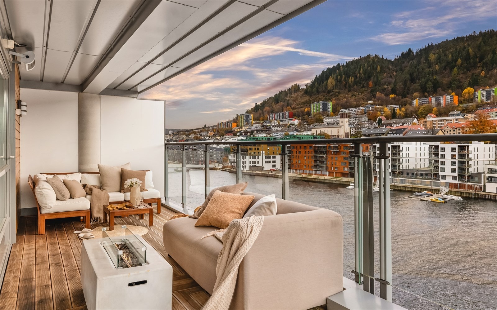 Terrassen er delvis overbygget og har både integrert terrassevarmer og vindskjerm, noe som gjør det behagelig på kjøligere dager og vindfulle kvelder. Galleribilde