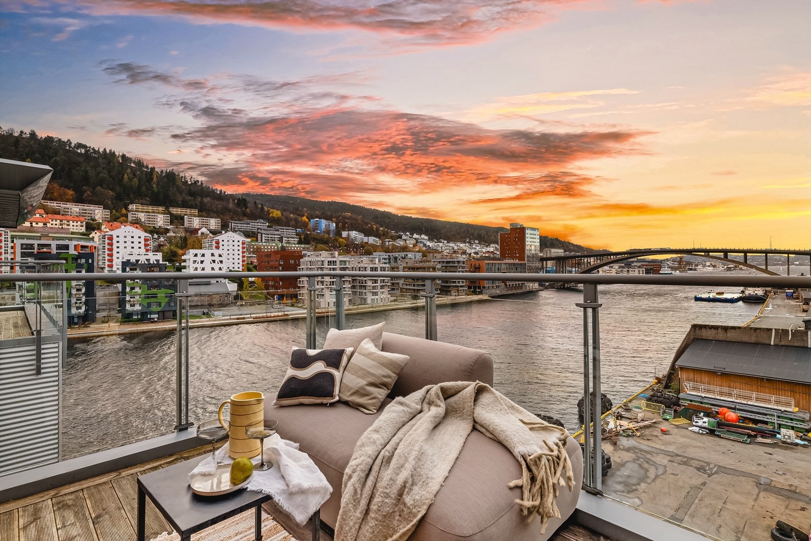 Fra hovedsoverommet er det direkte utgang til en nordvestvendt terrasse på 8m², den samme terrassen som også har adkomst fra kjøkkenet. Galleribilde