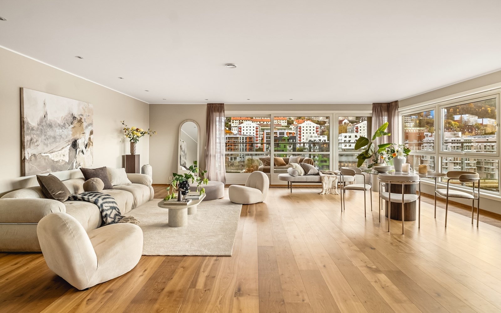 Stuen utmerker seg med sine generøse 49 m² og store vindusflater som fyller rommet med naturlig lys fra morgen til kveld. Galleribilde