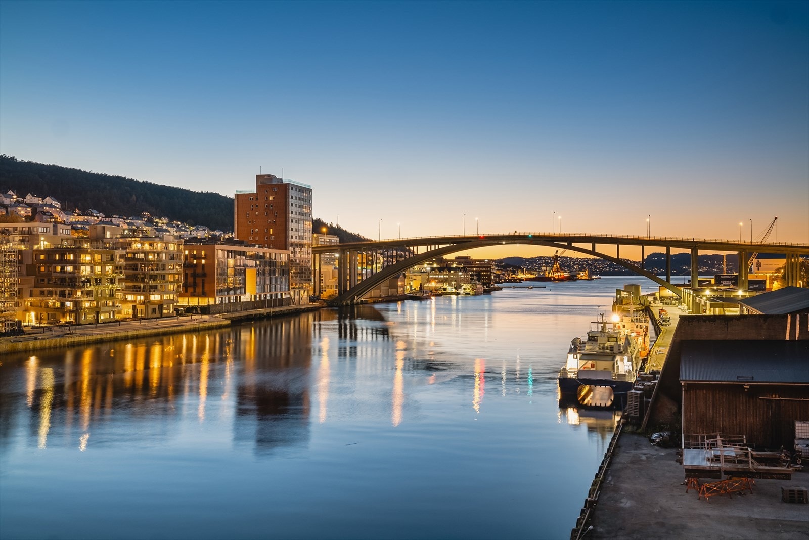 Leiligheten har den beste beliggenheten i komplekset i helt nydelige og maritime omgivelser. Galleribilde