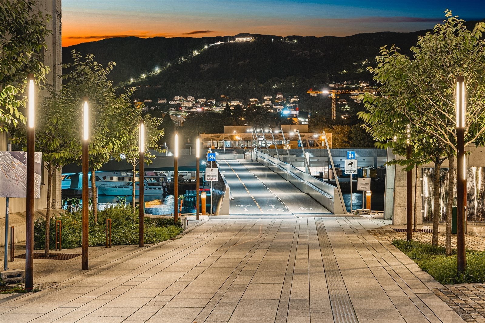 Småpudden tar deg over til Kaffeéen Godt Brød, restauranten Storstuen ved Småpudden, Kiwi og Rema1000 med lange åpningstider. Galleribilde