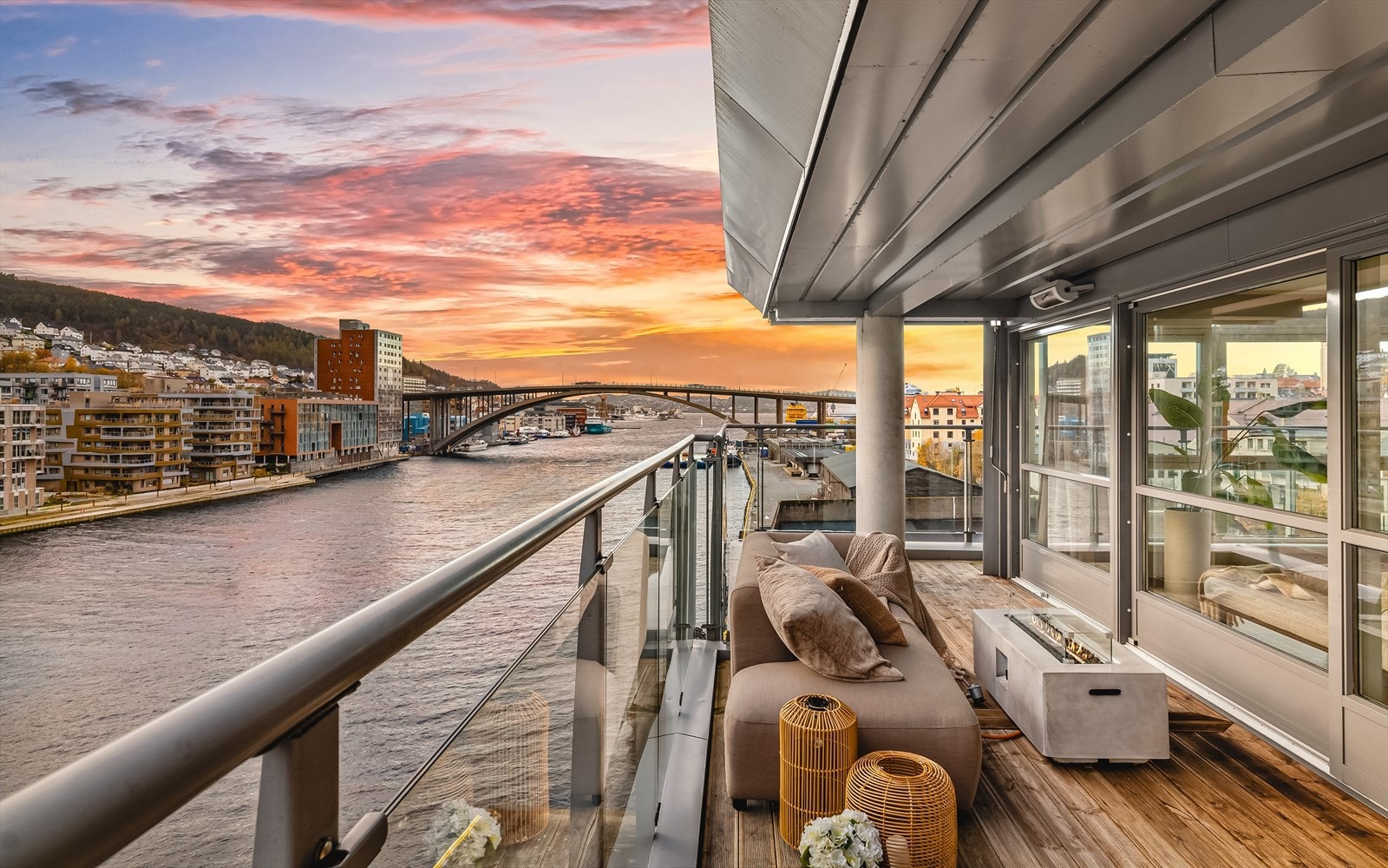 Fra stuen er det sømløs overgang til stor terrasse med god plass til hagemøbler og gassgrill. Galleribilde