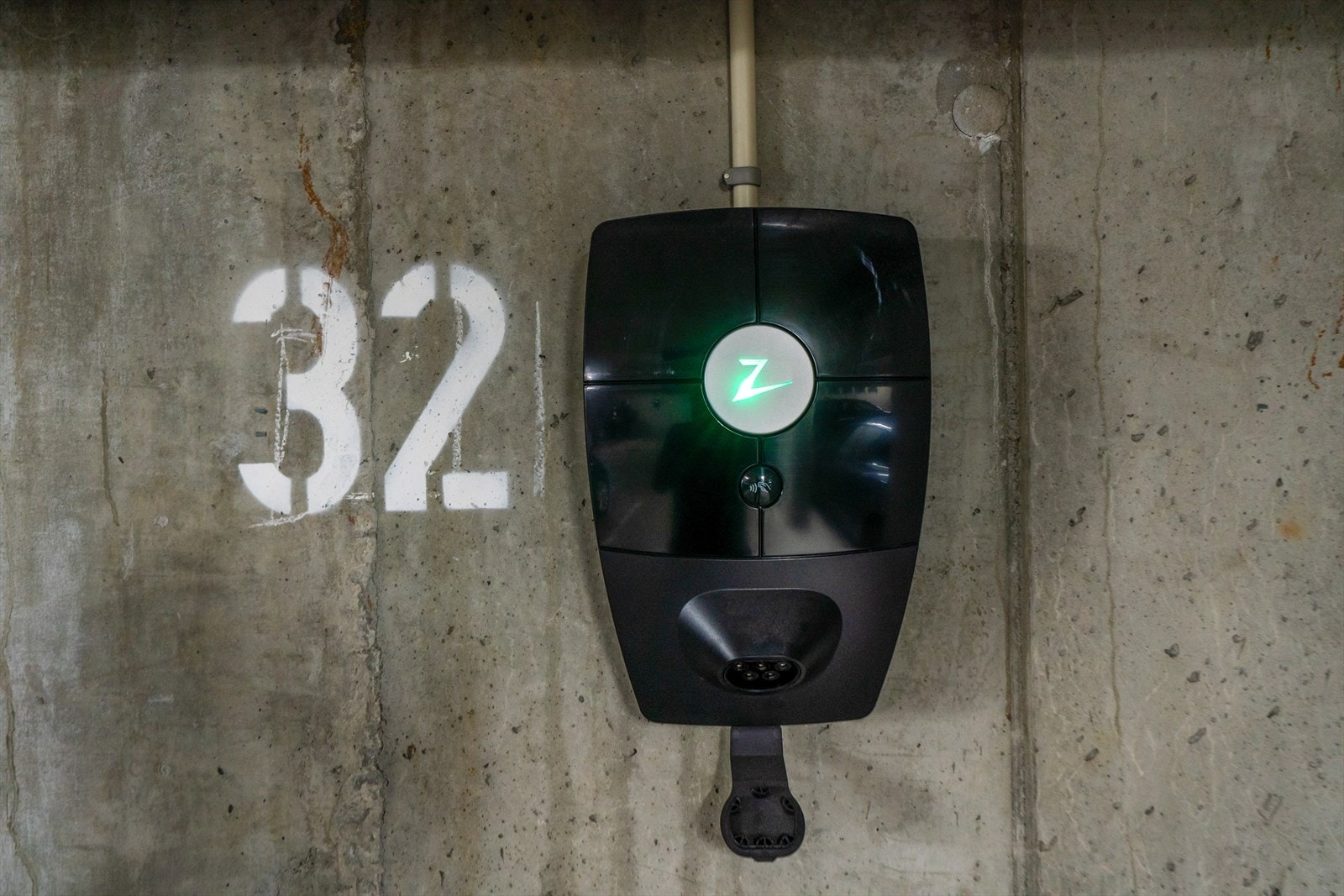 Nåværende eier leier elbillader til begge to plassene, noe som gir enkel og praktisk lading i hverdagen. Galleribilde