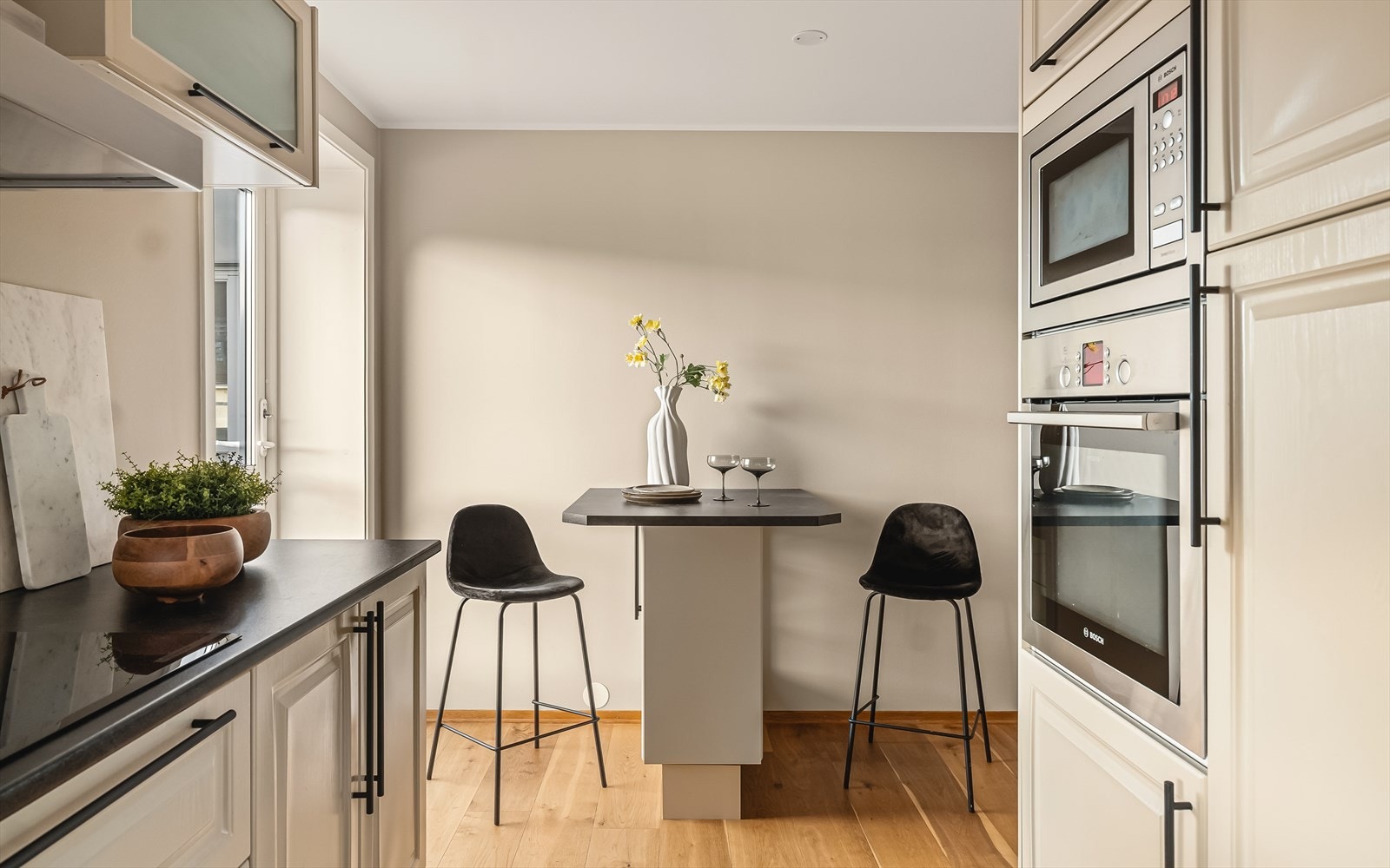 Den sentralt plasserte kjøkkenøyen fungerer som et naturlig samlingspunkt , perfekt for både matlaging og sosiale stunder med familie og gjester. Galleribilde