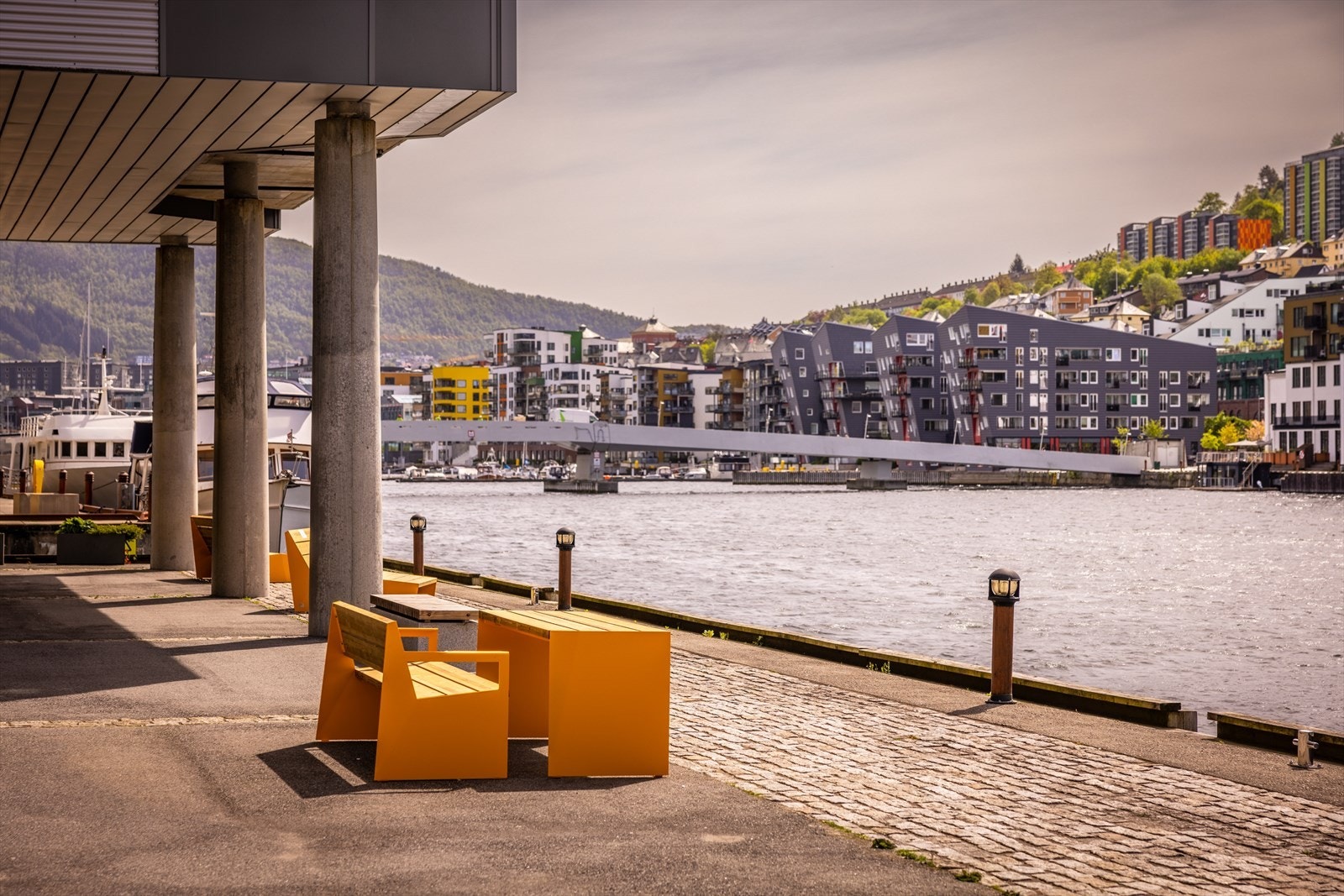 Felles utearealer er vakkert opparbeidet med natursteinsmurer, belegningsstein, blomsterbed, prydbusker og hyggelige sittegrupper. Galleribilde