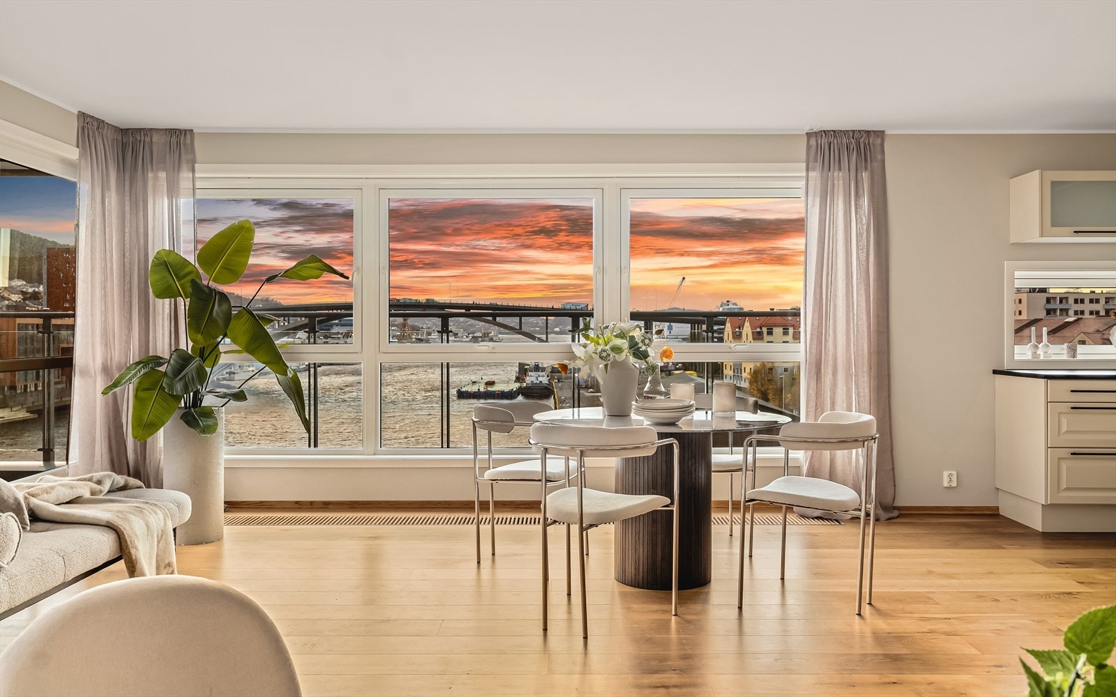 Leiligheten har nydelig utsikt mot Puddefjorden og innseilingen til Bergen med de flotteste solnedgangene. Galleribilde