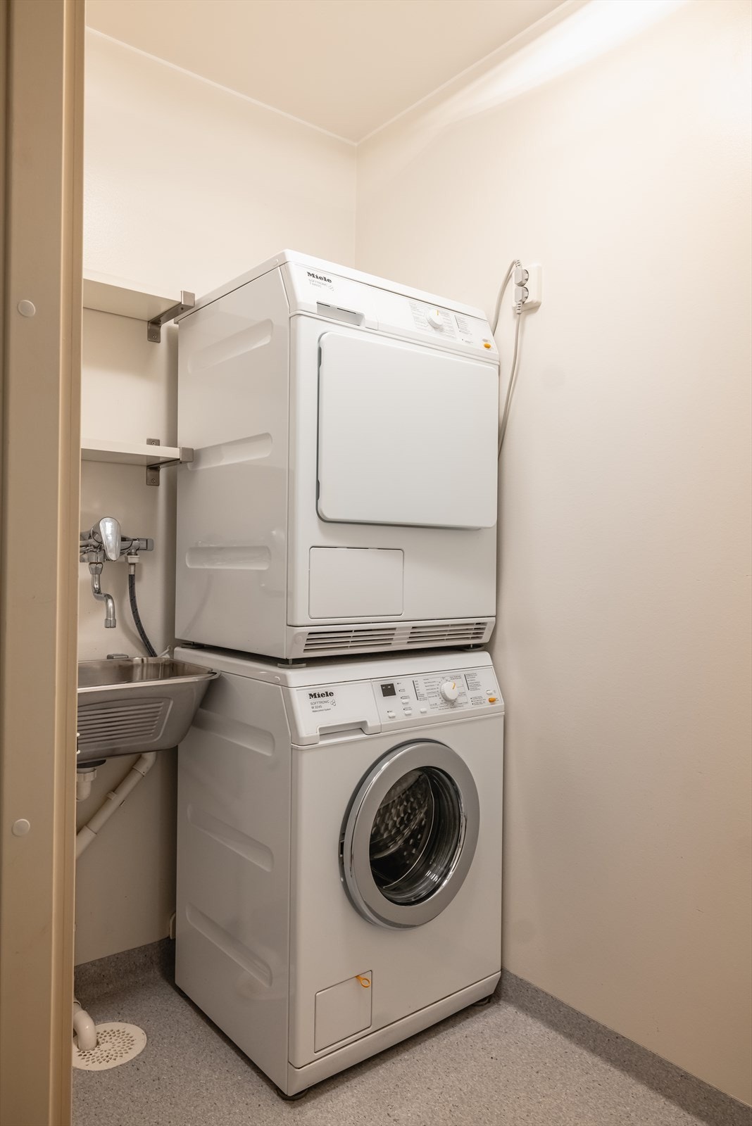 Leiligheten har eget vaskerom som er praktisk plassert i tilknytning til gangen. Galleribilde