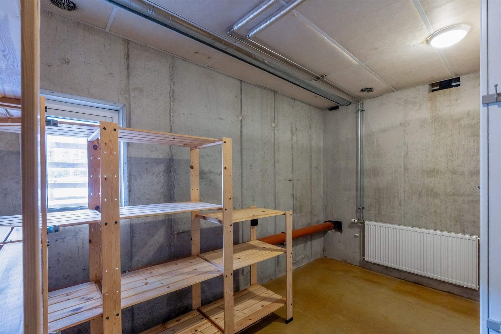 I samme etasje som garasjeanlegget har leiligheten en stor og praktisk bod på 11m² som har rikelig med oppbevaringsplass for alt fra sportsutstyr, sesongbekledning og sykler. Galleribilde